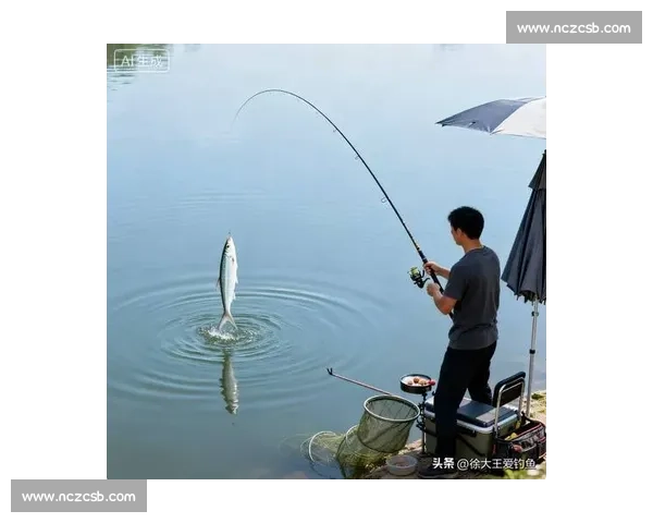 大爷钓起金黄大鱼，围观者哇声一片：这鱼值两万？